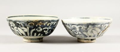 TWO CHINESE KANGXI PERIOD SHIPWRECK BLUE AND WHITE TEA BOWLS. 5.5ins diameter.