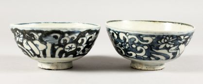 TWO CHINESE KANGXI PERIOD SHIPWRECK BLUE AND WHITE TEA BOWLS. 5.5ins diameter.