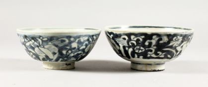 TWO CHINESE KANGXI PERIOD SHIPWRECK BLUE AND WHITE TEA BOWLS. 5.5ins diameter.