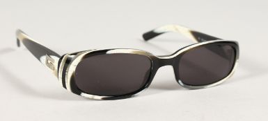 A PAIR OF GUCCI CLASSIC 90'S SUNGLASSES. Serial no. GG2452/s 5my.