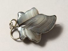 A SILVER AGATE LEAF BROOCH.
