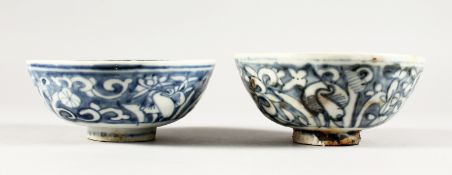 TWO CHINESE KANGXI PERIOD SHIPWRECK BLUE AND WHITE TEA BOWLS. 5.5ins diameter.