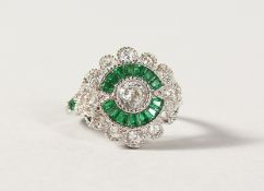 A SILVER FAUX EMERALD DECO STYLE RING.