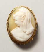 A VICTORIAN OVAL CAMEO BROOCH.