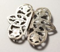 AN EDWARDIAN PIERCED AND ENGRAVED BUCKLE.