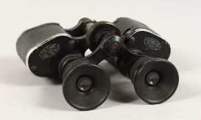 A PAIR OF FRENCH MILITARY BINOCULARS, PRISME MILITAIRE.