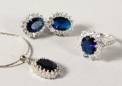 A SILVER FAUX SAPPHIRE RING, PENDANT AND EARRINGS.