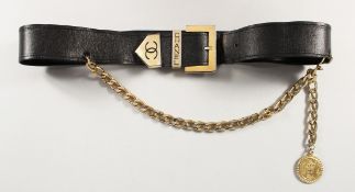 A GOOD CHANEL BLACK LEATHER AND GILT BELT to fit a 71-75cm waist