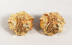 A PAIR OF KALINGER GILT OAK LEAF EAR CLIPS.