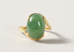 AN 18CT GOLD JADE RING.