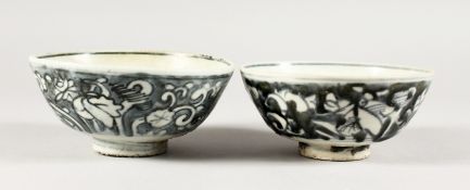 TWO CHINESE KANGXI PERIOD SHIPWRECK BLUE AND WHITE TEA BOWLS. 5.5ins diameter.