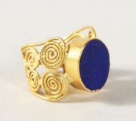 AN 18CT GOLD LAPIS RING.