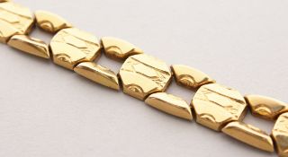 AN 18CT GOLD BRACELET.