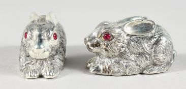 A PAIR OF .925 SILVER RABBIT SALT AND PEPPER.