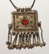 AN ISLAMIC PENDANT AND CHAIN.