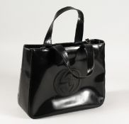 A BLACK GUCCI HANDBAG.
