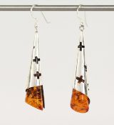 A PAIR OF SILVER AND AMBER DROP EARRINGS.