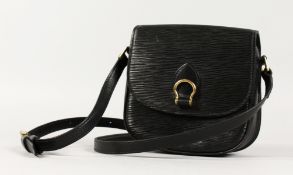 A BLACK LOUIS VUITTON HANDBAG.