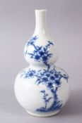 A CHINESE BLUE & WHITE PORCELAIN DOUBLE GOURD SHAPED VASE, (af) , the base with a six character