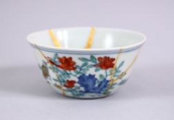 A GOOD CHINESE DOUCAI PORCELAIN CHICKEN CUP & BOX, the cup decorated with grazing chicken in
