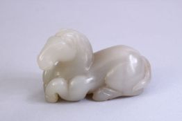 A GOOD CHINESE CARTVED JADE FIGURE OF A RECUMBENT HORSE, 7CM