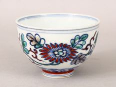 A 19TH CENTURY CHINESE DOUCAI PORCELAIN TEA CUP, decorated interior with blue and white floral