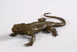 A JAPANESE BRONZE FIGURE OF A LIZARD, 13cm