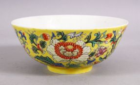 A CHINESE FAMILLE JAUNE PORCELAIN BOWL - decorated with a yellow ground and an array of native