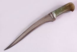 A 17TH / 18TH CENTURY INDIAN MUGHAL JADE HANDLE WATERED STEEL DAGGER, 34cm.