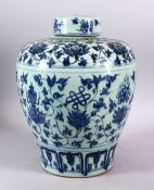 A GOOD LARGE CHINESE BLUE & WHITE PORCELAIN JAR & COVER