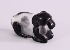 A GOOD CHINESE PEKING GLASS SNUFF BOTTLE - RECUMBENT RAM - the ram in a recumbent position , the