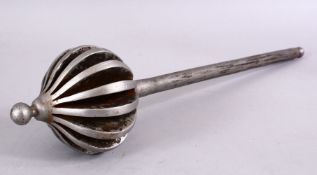 AN OTTOMAN BALKAN STEEL MACE, 43CM.