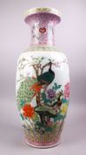 A LARGE CHINESE REPUBLIC STYLE FAMILLE ROSE PORCELAIN VASE, decorated with peacocks amongst