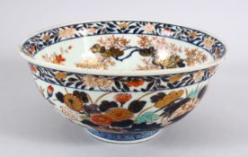 A FINE 18TH CENTURY JAPANESE IMARI PORCELAIN BOWL, decorated in typical imari palate, with sprays of