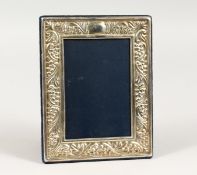 A GILDED UPRIGHT PHOTOGRAPH FRAME. 6.5ins x 5ins.