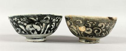 TWO KANGXI PERIOD SHIPWRECK BLUE AND WHITE BOWLS. 5.5ins diameter.