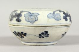 A CHINESE KANGXI PERIOD BLUE & WHITE PORCELAIN BOX & COVER - 9.5CM.