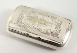 A CONTINENTAL SILVER DOMED TOP SNUFF BOX with engraved top. 8cms long.