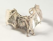 A HEAVY SILVER DESIGNER BAT BRACELET.