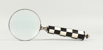 A MAGNIFYING GLASS WITH CHEQUERED HANDLE.