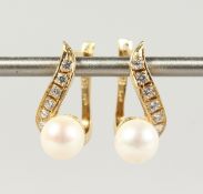 A PAIR OF 14CT YELLOW GOLD, DIAMOND AND PEARL EARRINGS.