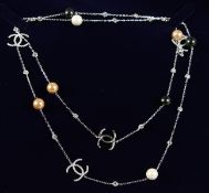 A CHANEL STYLE THREE COLOUR PEARL AND BRILLIANT SET NECKLACE.