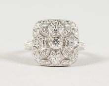 A GOOD 18CT WHITE GOLD ART DECO DESIGN DIAMOND RING.