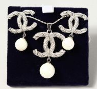 A CHANEL STYLE DESIGNER SILVER TRIPLE C AND PEARL NECKLACE.