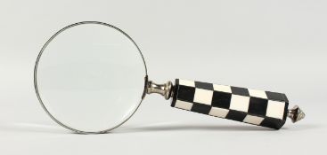 A MAGNIFYING GLASS WITH CHEQUERED HANDLE.