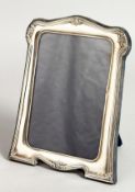 A SERPENTINE TOP UPRIGHT PHOTOGRAPH FRAME. 7ins x 5ins.