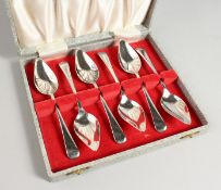 A CASED SET OF SIX GRAPEFRUIT SPOONS. Birmingham 1962.