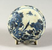 A CHINESE KANGXI PERIOD BLUE & WHITE PORCELAIN BOX & COVER - 9CM.