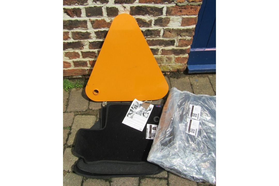 Wheel clamp & Toyota Hilux car seats and mats - Image 1 of 2