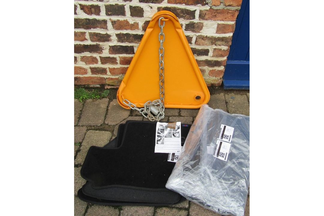 Wheel clamp & Toyota Hilux car seats and mats - Image 2 of 2